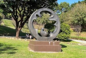 和平公園で静かな時間を過ごす