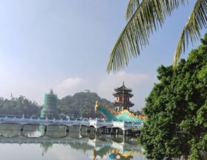 湖と極彩色の寺廟が織りなす風景