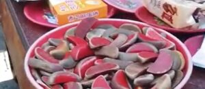 赤い三日月型の木片